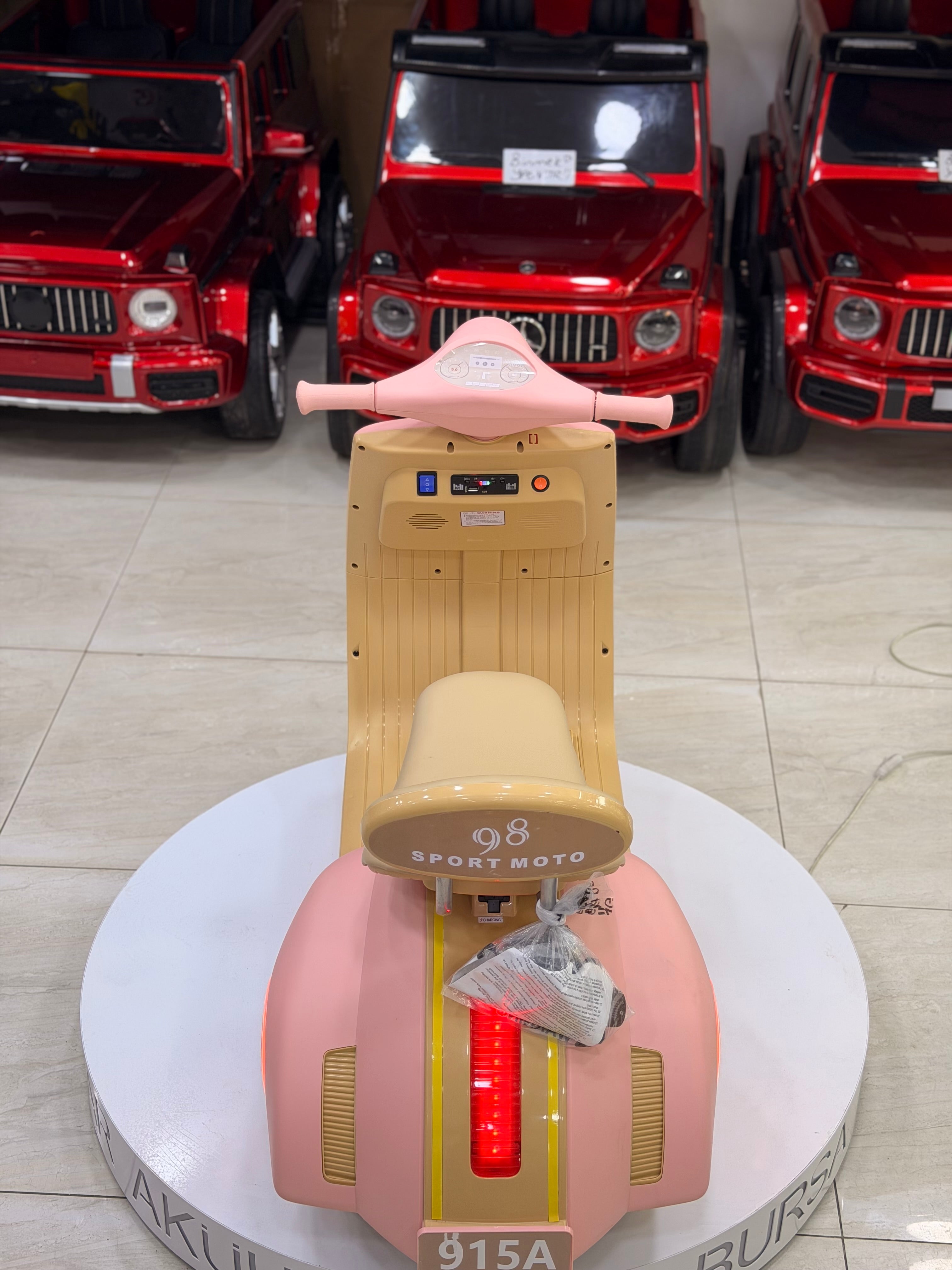 VESPA AKÜLÜ MOTOR 12W 3-9 YAŞ PEMBE