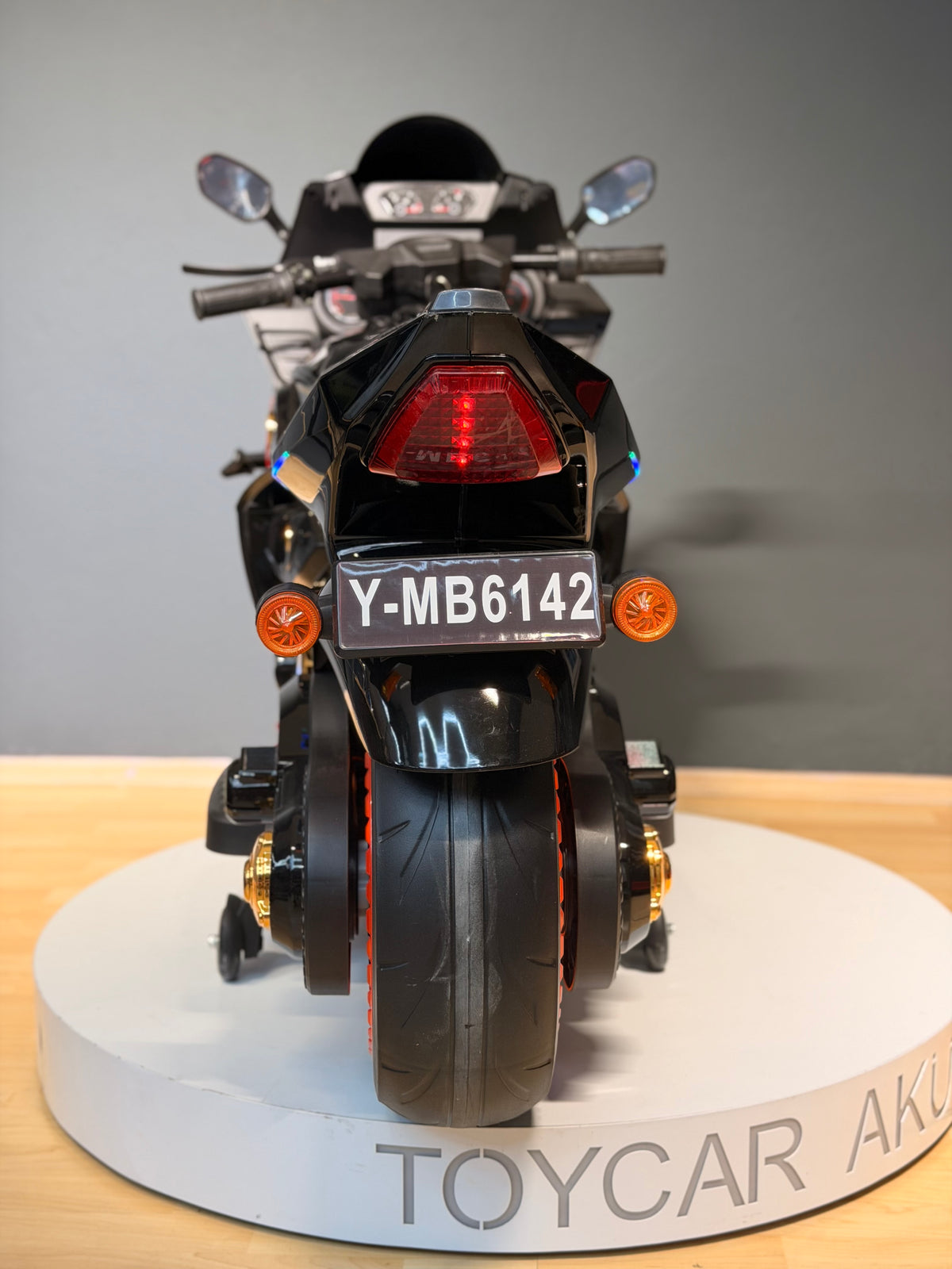 DEV AKÜLÜ MOTOR 12W 3-10 YAŞ SİYAH