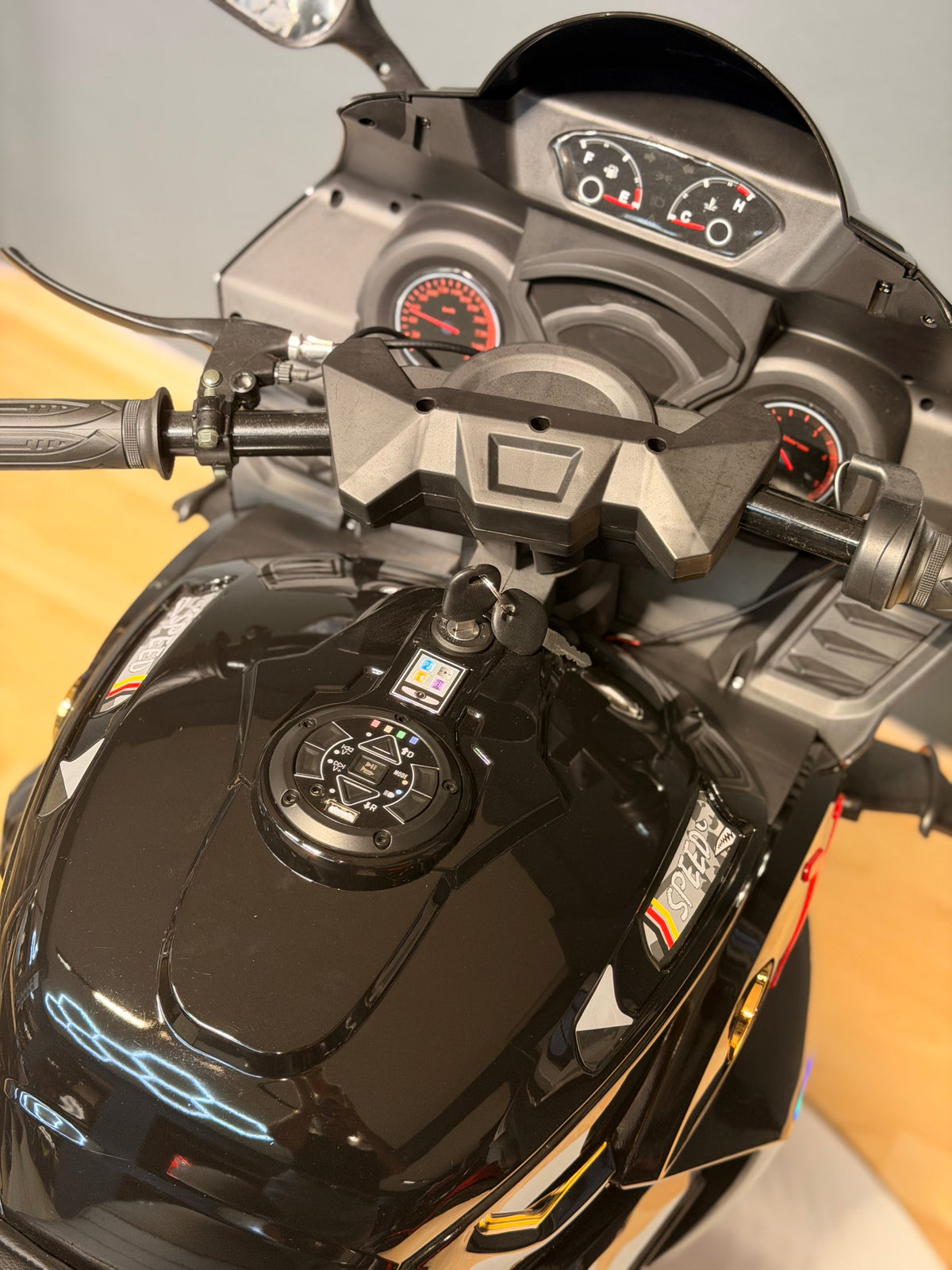 DEV AKÜLÜ MOTOR 12W 3-10 YAŞ SİYAH