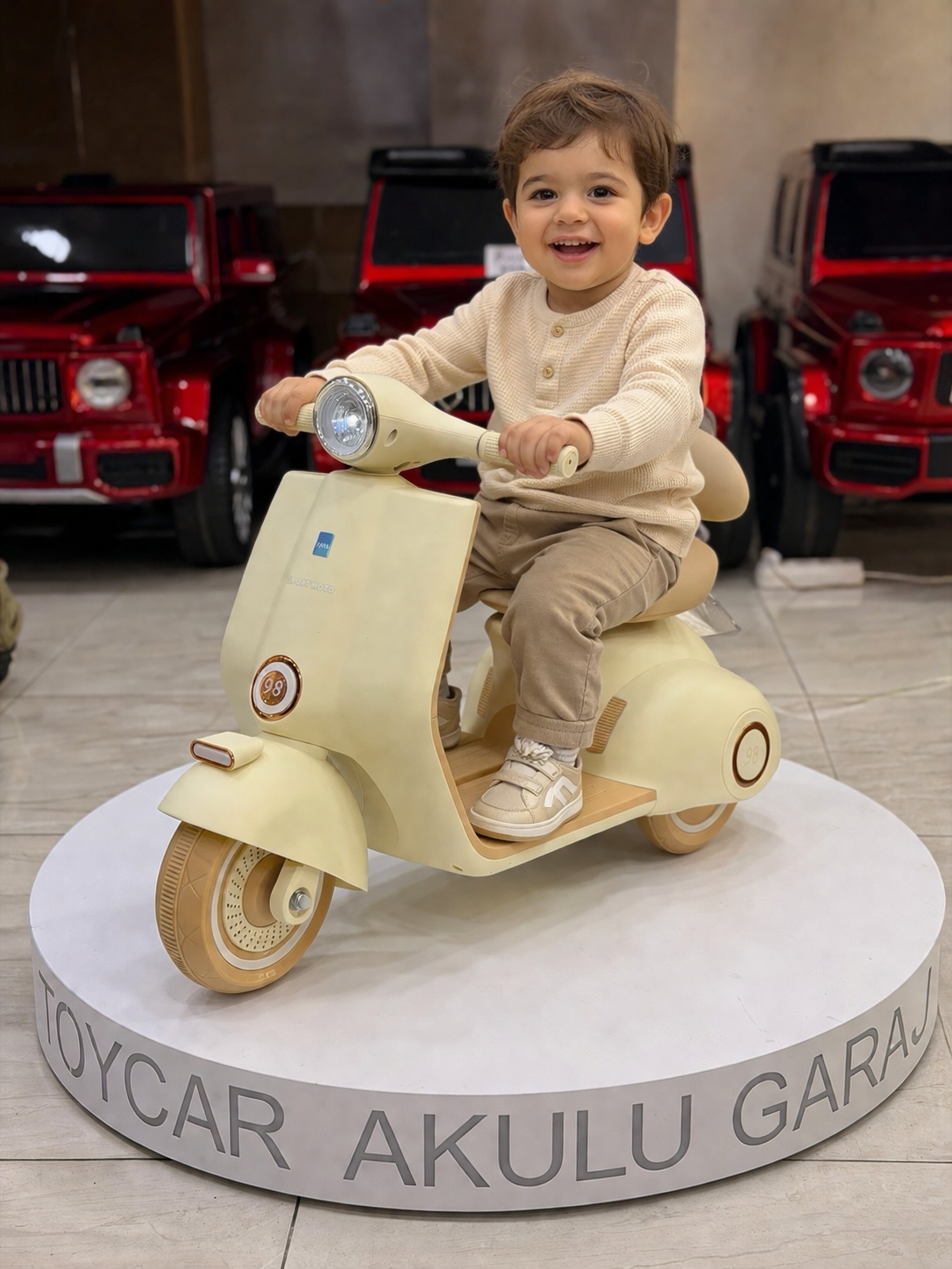VESPA AKÜLÜ MOTOR 12W 1-5 YAŞ KREM