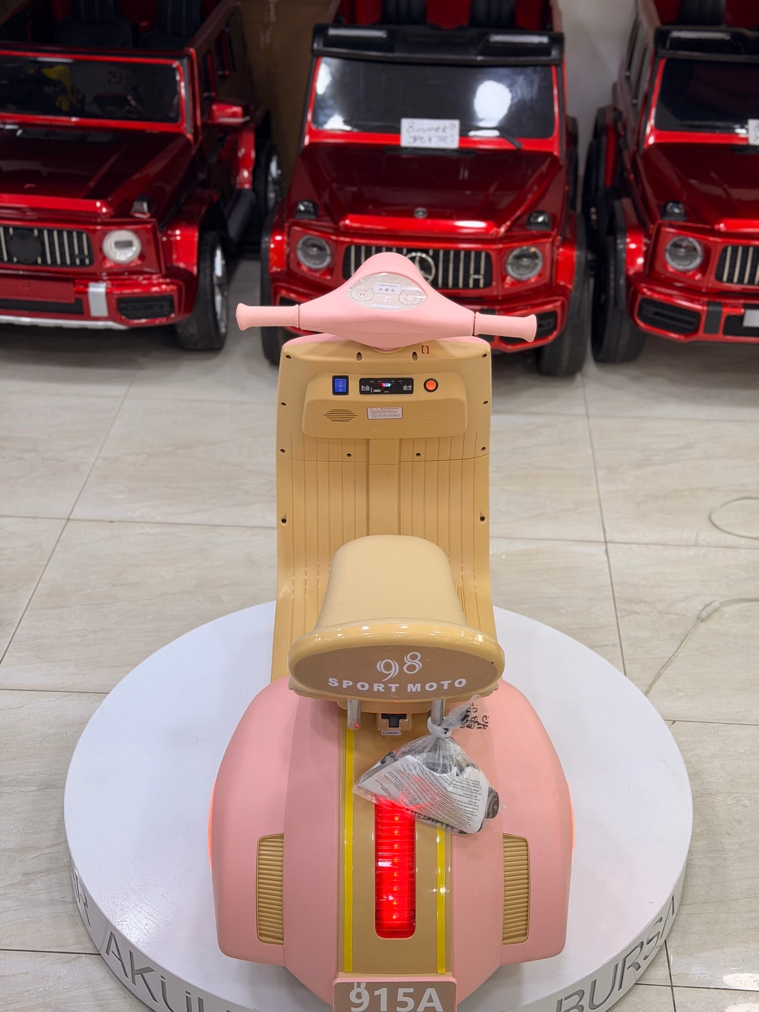 VESPA AKÜLÜ MOTOR 12W 3-9 YAŞ PEMBE