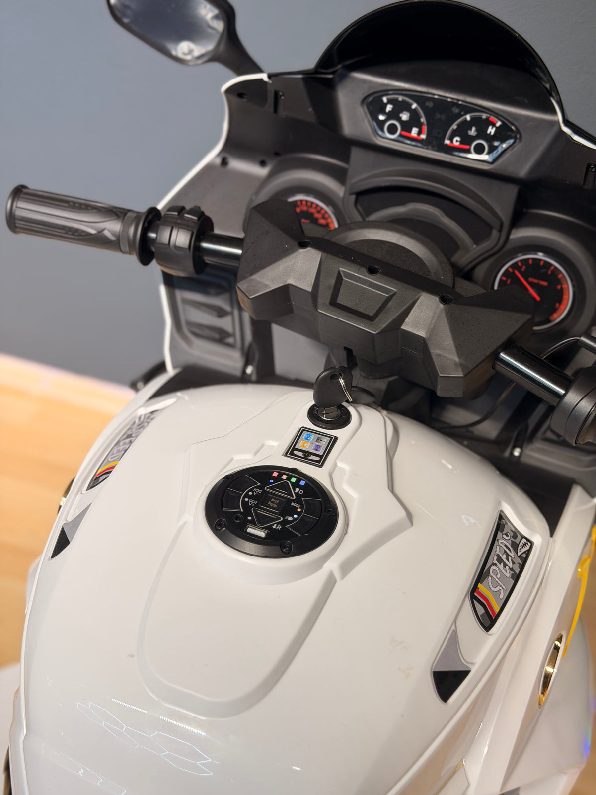DEV AKÜLÜ  MOTOR 12W 3-10 YAŞ BEYAZ