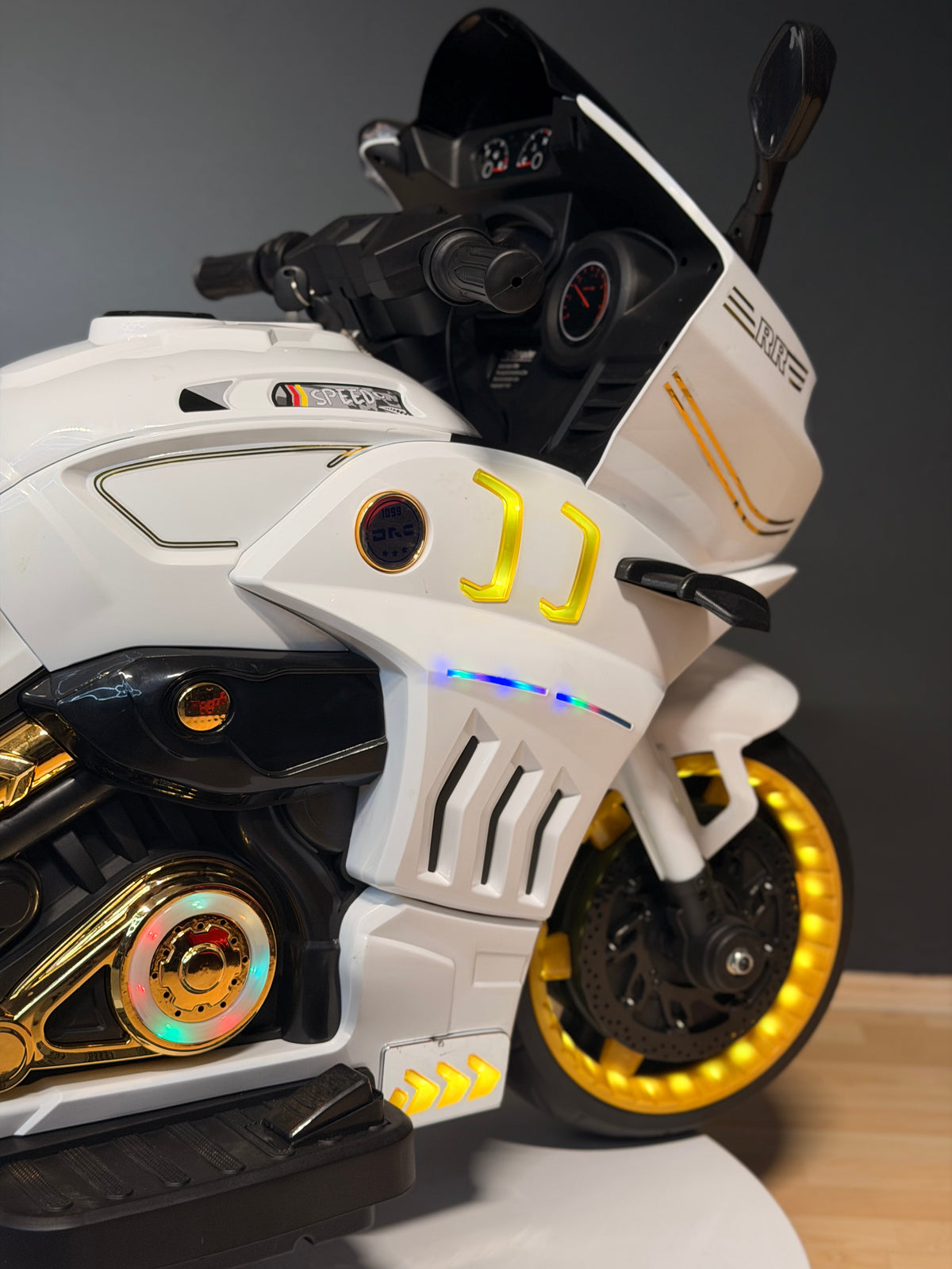 DEV AKÜLÜ  MOTOR 12W 3-10 YAŞ BEYAZ