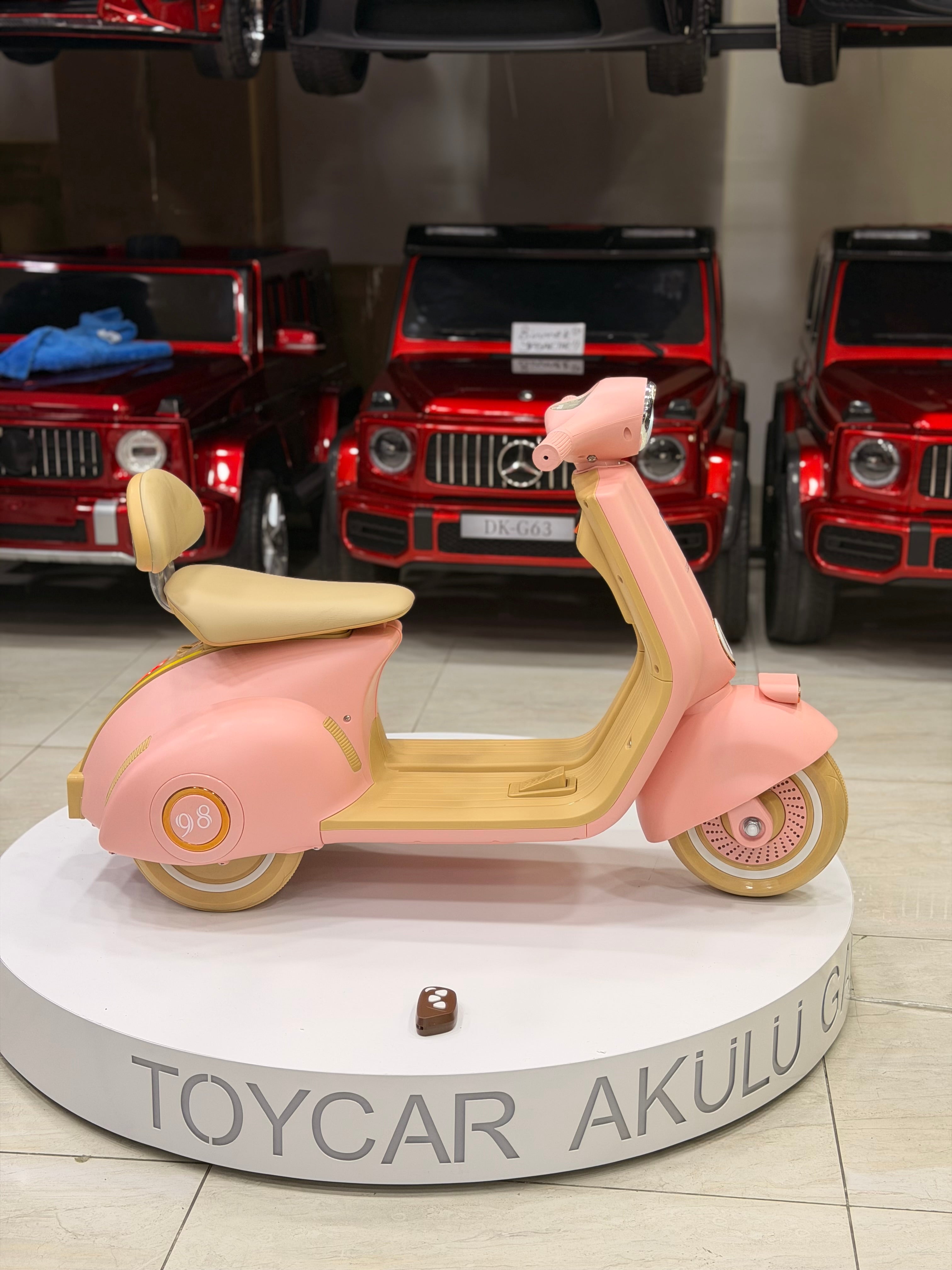 VESPA AKÜLÜ MOTOR 12W  1-5 YAŞ PEMBE