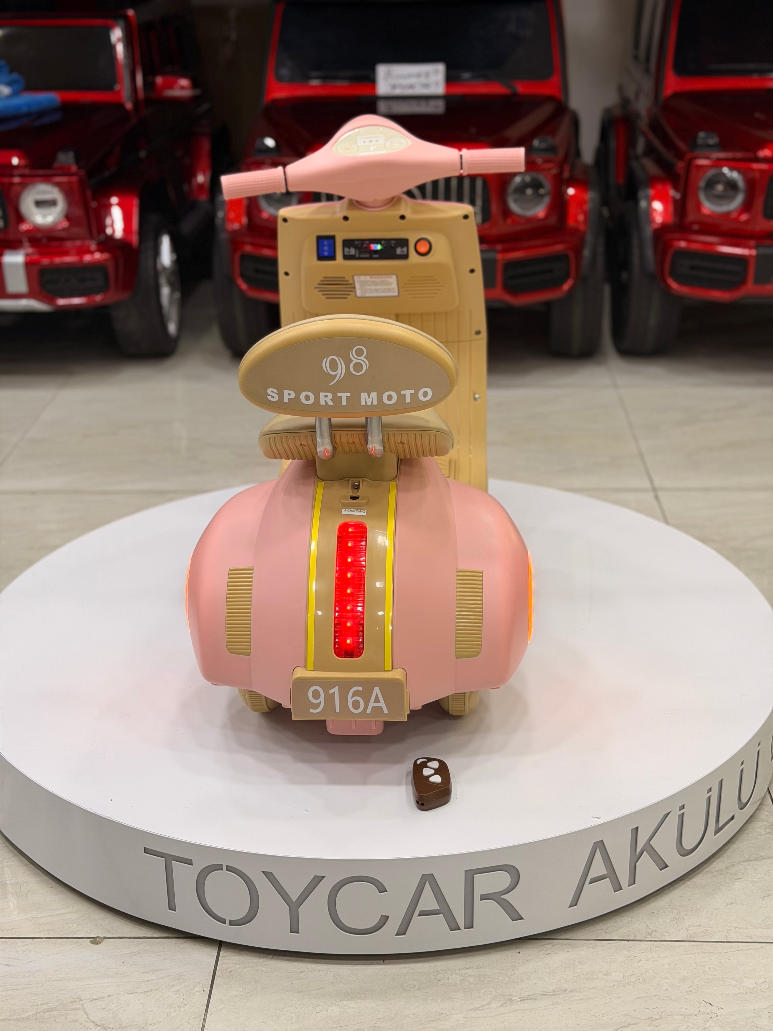 VESPA AKÜLÜ MOTOR 12W  1-5 YAŞ PEMBE