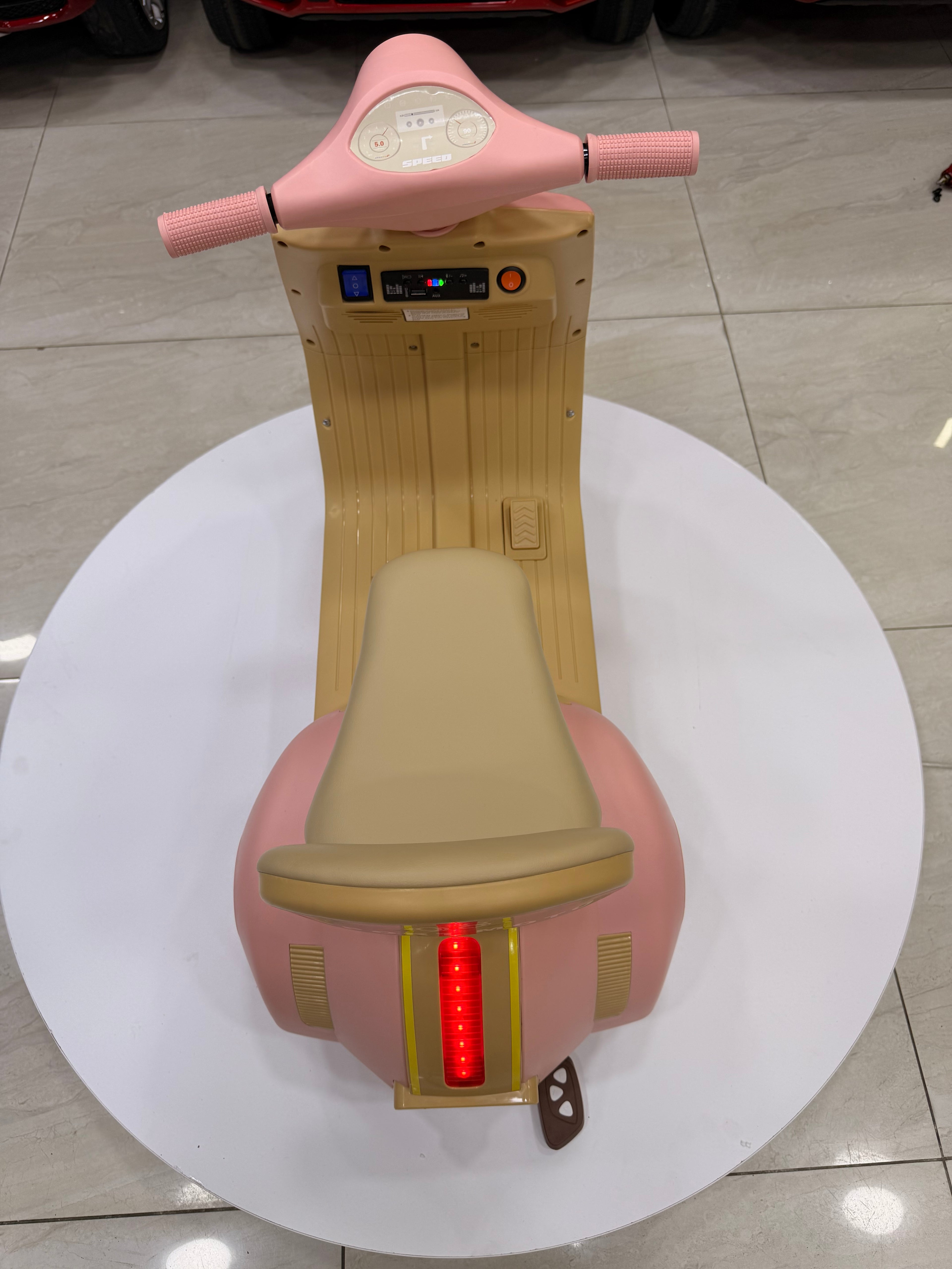 VESPA AKÜLÜ MOTOR 12W  1-5 YAŞ PEMBE