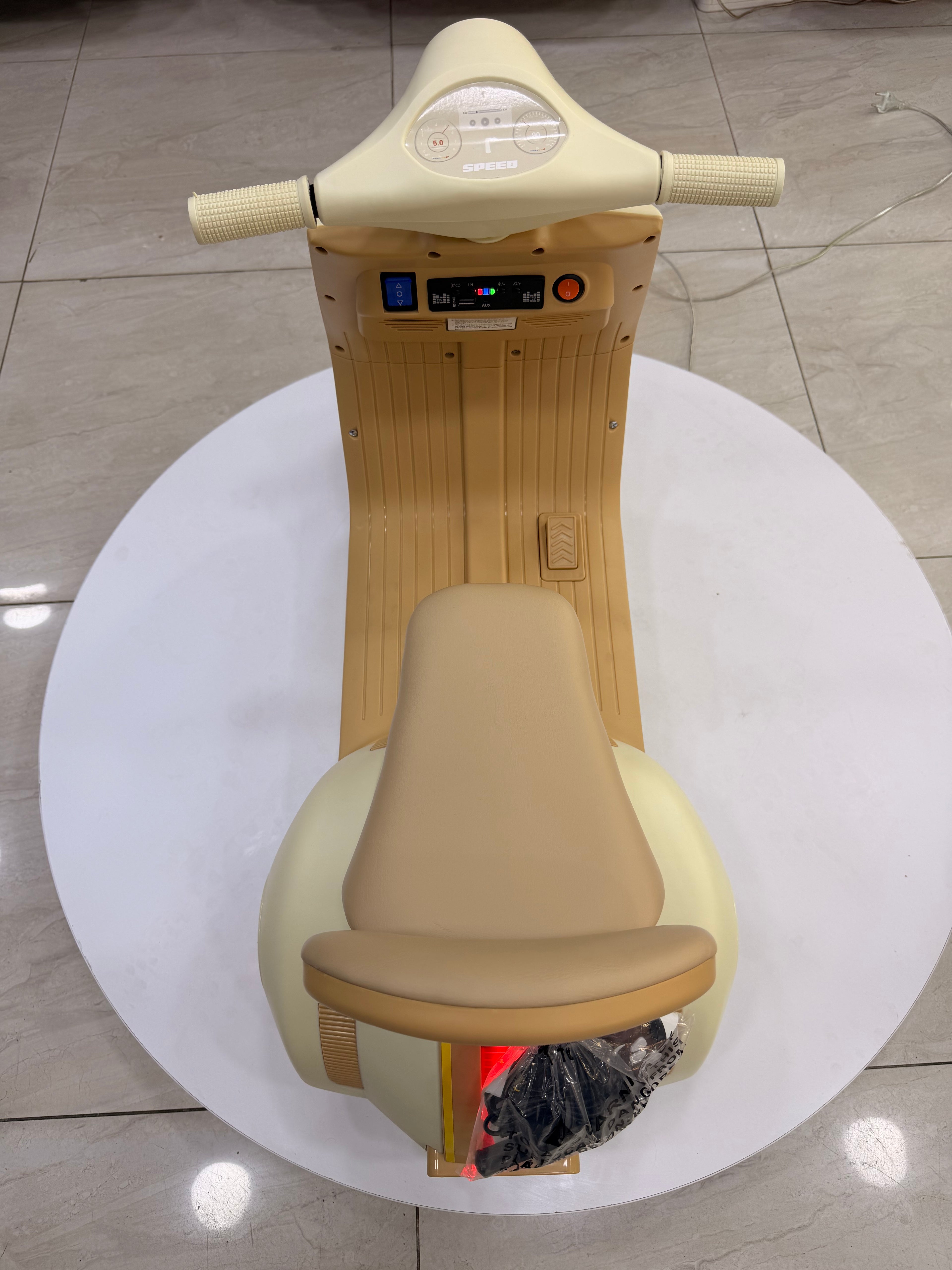 VESPA AKÜLÜ MOTOR 12W 1-5 YAŞ KREM